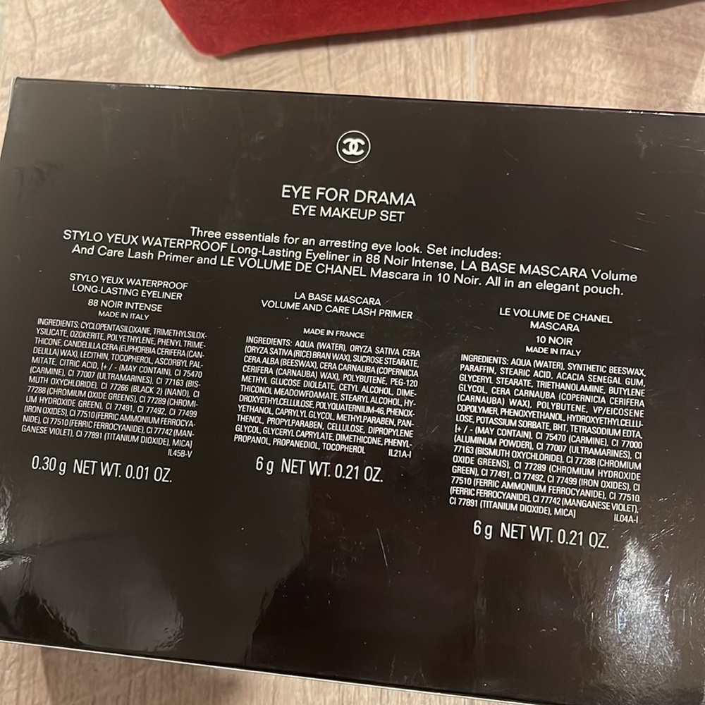 Chanel eye makeup set with red velvet pouch, New - Picture 4 of 5